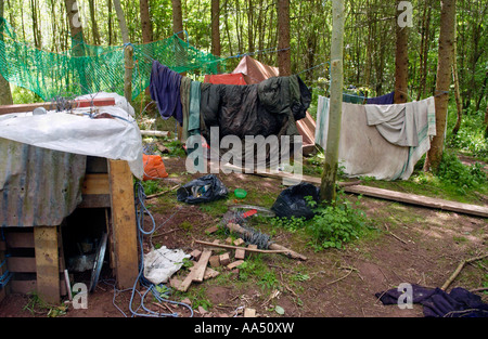 Campement des manifestants du pipeline de GNL avec la literie et les vêtements sèchent sur lave-line à Penpont Estate près de Brecon Powys Pays de Galles UK Banque D'Images