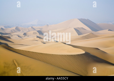 Dunes de sable de l'Oasis de Huacachina, Pérou Banque D'Images