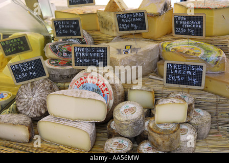 Affichage des fromages sur market stall, Provence, France Banque D'Images