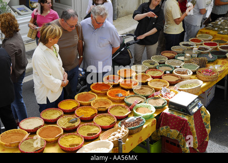 Épices sur market stall, Provence, France Banque D'Images