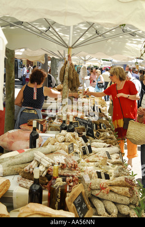 Fromages sur l'affichage, échoppe de marché, Provence, France Banque D'Images