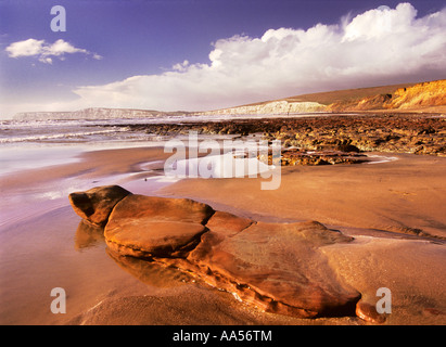 La plage et les falaises à Compton Bay, île de Wight, à l'eau douce vers Bay Banque D'Images