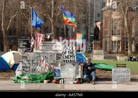 Brian Haw manifestant la paix Place du Parlement, Londres Banque D'Images