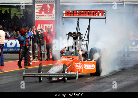 Top Fuel dragster performing burnout Banque D'Images