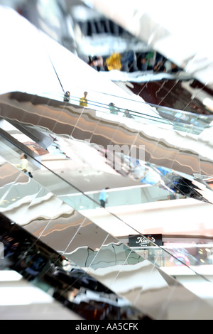 Escalator sillonne dans un centre commercial, à Hong Kong Banque D'Images