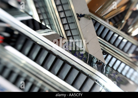 Escalator sillonne dans un centre commercial, à Hong Kong Banque D'Images