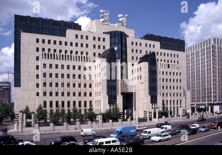 Vauxhall Cross le Mi6, service secret de l'administration centrale riverside building & major road junction interchange côté sud de Vauxhall Bridge, London England UK Banque D'Images