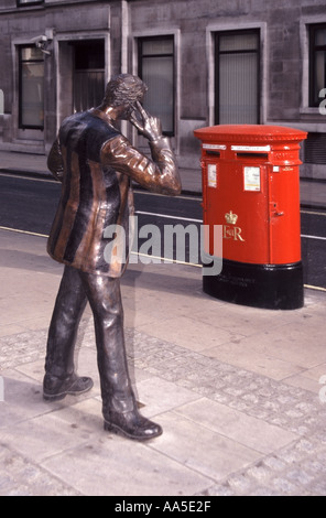 Ville de Londres statue d'un commerçant de Liffe avec téléphone mobile comparaison des méthodes de communication par rapport à post box Banque D'Images