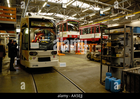 L'intérieur du tramway en ateliers Rheinbahn Düsseldorf, Allemagne, montrant 2 trams (type B80) sur le bogie-drop. Banque D'Images