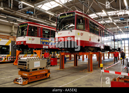 L'intérieur du tramway en ateliers Rheinbahn Düsseldorf, Allemagne, montrant 2 trams (type B80) sur le bogie-drop. Banque D'Images