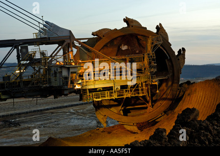 Garzweiler II mine de charbon à ciel ouvert, près de Cologne, Allemagne ; close up de l'excavateur à roue-pelle. Banque D'Images