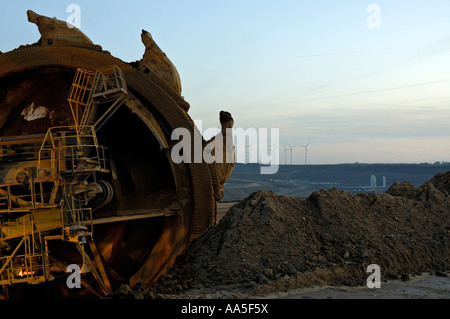 Garzweiler II mine de charbon à ciel ouvert, près de Cologne, Allemagne ; close up de l'excavateur à roue-pelle avec wind farm en arrière-plan. Banque D'Images