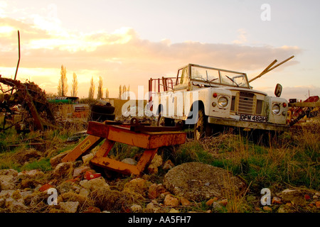 Vieille Jeep sur un parc à ferrailles Banque D'Images