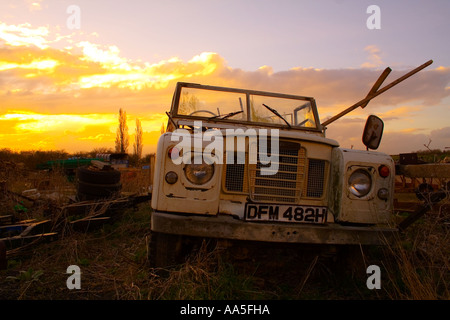 Vieille Jeep sur un parc à ferrailles Banque D'Images