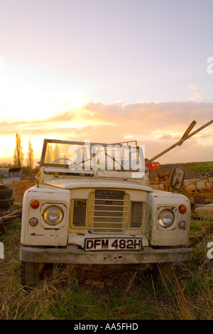 Vieille Jeep sur un parc à ferrailles Banque D'Images