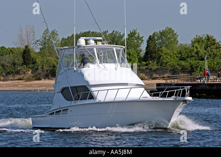 Une belle automobile cabin cruiser sur la rivière. Banque D'Images