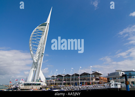 Grand angle horizontal de la tour Spinnaker blanc immaculé à GUNWHARF QUAYS de Portsmouth contre un ciel bleu. Banque D'Images