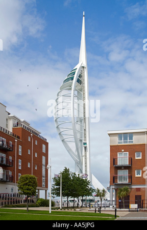 Le livre blanc de verticale Tour Spinnaker dans les jardins paysagers de nouveau quayside apartments à GUNWHARF QUAYS de Portsmouth. Banque D'Images