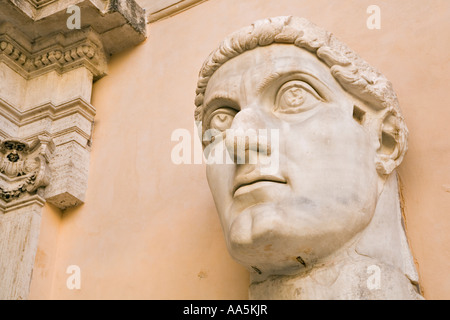 Italie Rome. Palazzo dei Conservatori, Musées du Capitole, les fragments de la statue colossale de l'empereur Constantin I. Banque D'Images