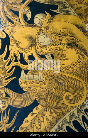 Singapour. Temple Thian Hock Keng. Dragon Oriental art peint sur la porte en bois de l'entrée principale Banque D'Images