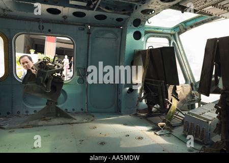 VIETNAM HO CHI MINH CITY SAIGON. Musée des débris de guerre aussi connu sous le nom de Musée de la guerre. Intérieur de l'Armée USA Heuy hélicoptère UH 1 Banque D'Images