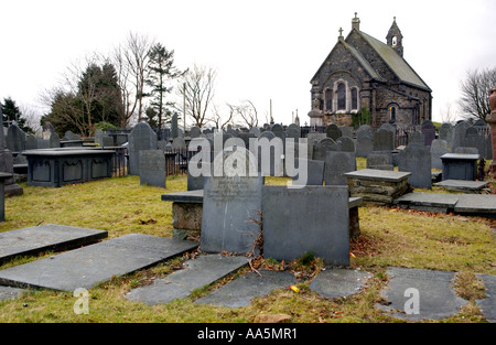 Église et cimetière avec des pierres tombales en ardoise à Llançà Ffestiniog Gwynedd North Wales UK Banque D'Images