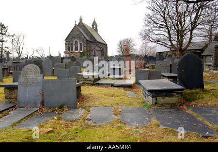 Église et cimetière avec des pierres tombales en ardoise à Llançà Ffestiniog Gwynedd North Wales UK Banque D'Images