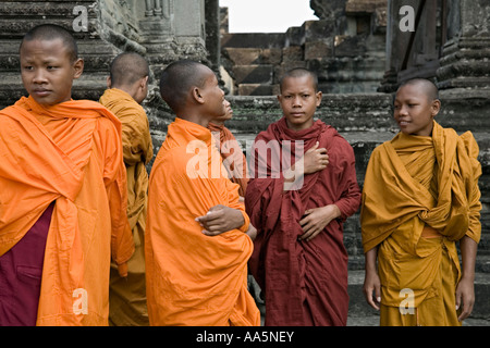 Les jeunes moines bouddhistes au motif d'Angkor Wat, au Cambodge Banque D'Images