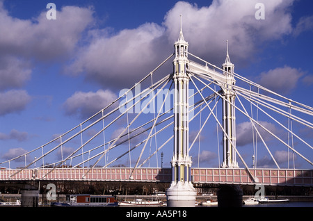 Albert Bridge over River Thames contre puffy nuages dans le ciel bleu, Londres, Angleterre, Grande-Bretagne Banque D'Images