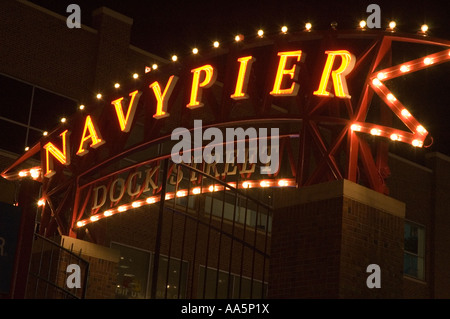 Entrée du Navy Pier, allumé à l'aide de la lumière artificielle la nuit Banque D'Images