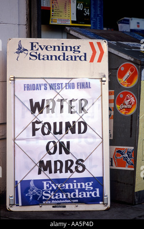 Trouvé de l'eau sur Mars : Le London Evening Standard avant de signer les ventes de journaux shop, London Banque D'Images