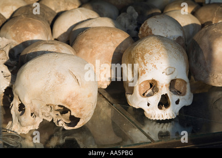 Choeung Ek Killing Fields, au Cambodge. Des crânes humains affichée à la Stupa commémoratif Banque D'Images