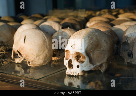 Choeung Ek Killing Fields, au Cambodge. Des crânes humains affichée à la Stupa commémoratif Banque D'Images