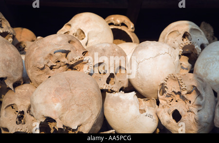 Choeung Ek Killing Fields, au Cambodge. Des crânes humains affichée à la Stupa commémoratif Banque D'Images