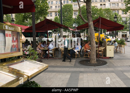Paris, France. Restaurant L'Alsace à l'Avenue des Champs Elysées Banque D'Images