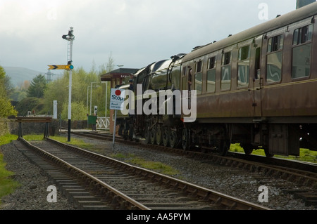 Train à vapeur vous attend la permission de procéder au passage à niveau de la vallée de Rossendale Banque D'Images