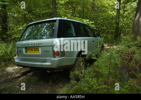 75 3 sur une piste boueuse dans le Herefordshire, Angleterre Banque D'Images