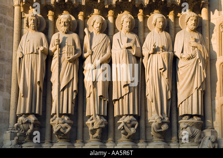 FRANCE PARIS statues de saints le long de la façade ouest de la Cathédrale Notre-Dame Banque D'Images