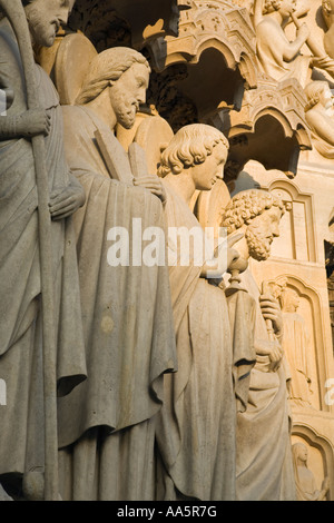 Paris, France. Statues de saints le long de la façade ouest de la Cathédrale Notre-Dame Banque D'Images