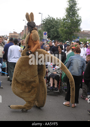 Artiste de rue portant costume de kangourou. Banque D'Images