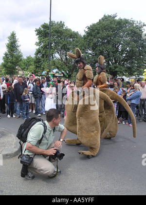 Amuseurs publics portant des costumes de kangourou. Banque D'Images