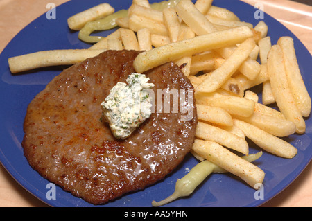 Steak minute enfoncé la viande servie avec frites et beurre persillé Banque D'Images