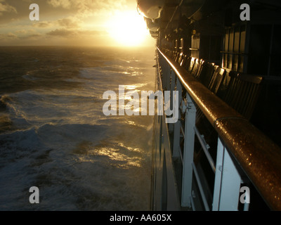 Vue depuis le Queen Mary 2 alors qu'elle navigue dans la soirée sur l'océan Atlantique Nord Banque D'Images