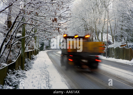 Le sablage des camion, camion sur route couverte de neige Kent, Angleterre Banque D'Images