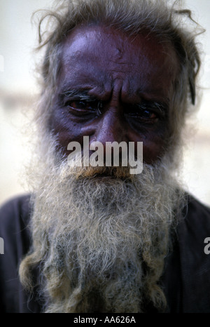 Head shot gros plan d'un mendiant barbu en Inde Banque D'Images
