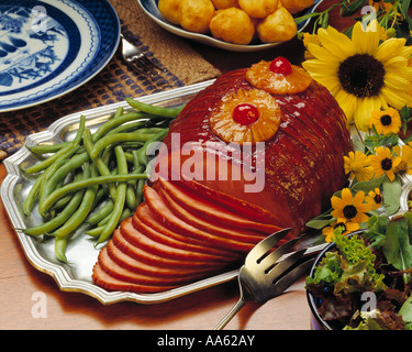 Jambon cuit entier entièrement spiral plat de dîner de Thanksgiving vacances culinaires décorer Noël Pâques pineapple slice haricots verts Banque D'Images