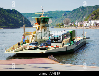 Car Ferry de St Goar à St Goarshausen à travers le Rhin Allemagne Europe Banque D'Images