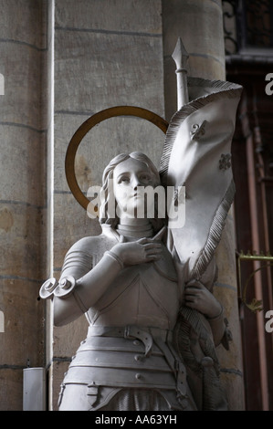 Statue de Jeanne d'Arc dans la Cathédrale Notre Dame de St Omer Pas de Calais France Banque D'Images