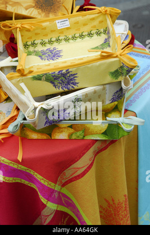 Sacs en tissu sur market stall, france Banque D'Images