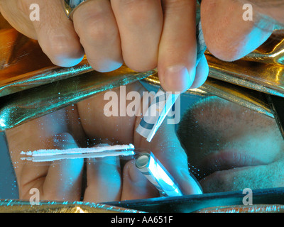 Renifler de la cocaïne poudre neige ligne kokain RENIFLER LA LIGNE Banque D'Images